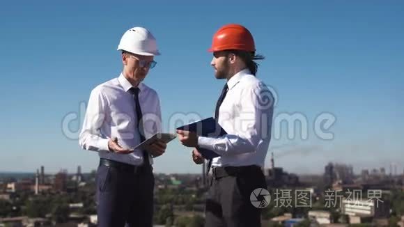 两名年轻的男性建筑师或工程师