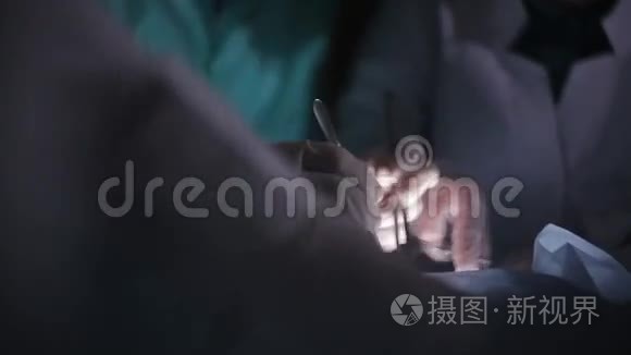 外科医生协助外科医生对医院的病人进行手术