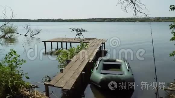 鲤鱼在池塘上钓鱼视频