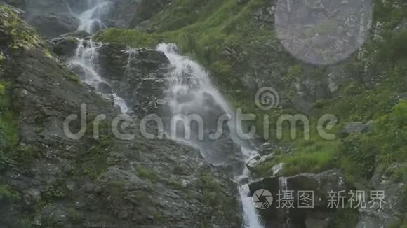 高加索山脉绿色雨林中的瀑布最终汇入一条山河。