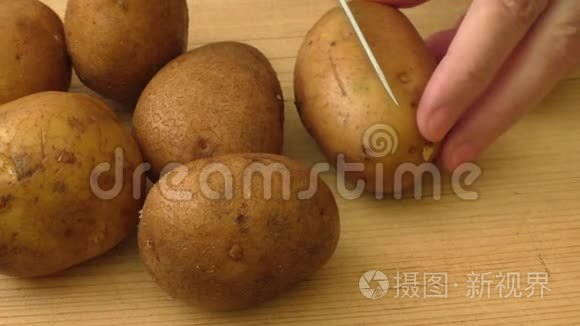 用刀子把土豆插在一块木板上视频