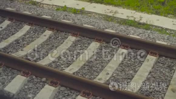 铁路轨道从移动的火车上视频