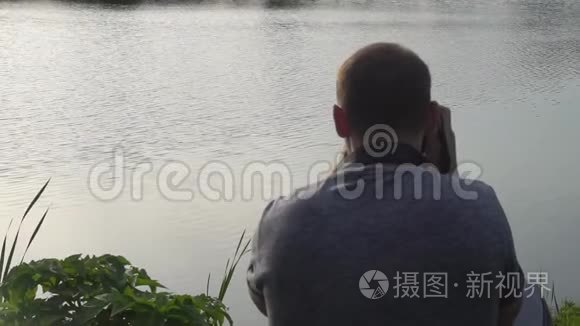 操作员用相机拍摄大自然的照片视频