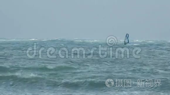 冬天在暴风雨中冲浪