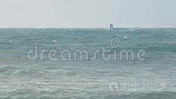 冬天在暴风雨中冲浪