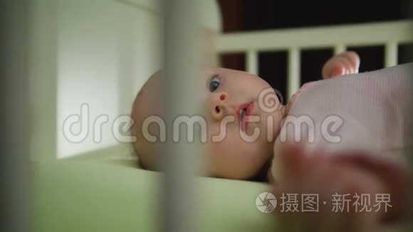 小宝宝躺在婴儿床上的动作视频