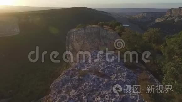 格鲁吉亚山区。 高加索山脉和森林。 带日落背景的山景鸟瞰图