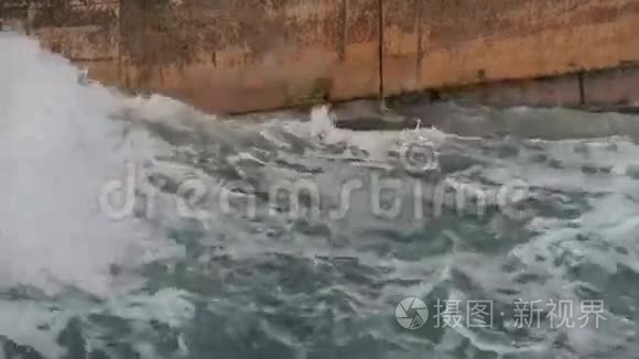 冬天大海波涛汹涌视频