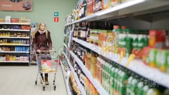 女人在超市里选择果汁视频