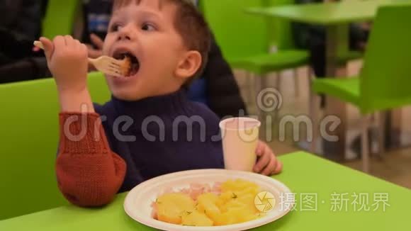 孩子在美食场咖啡馆吃晚饭视频