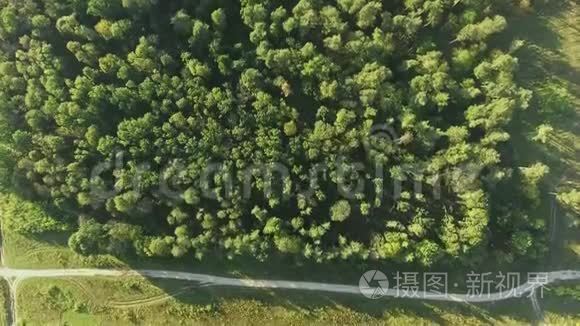 飞机飞越乡间公路视频