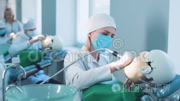 牙科学生或卫生员做假人视频