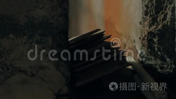 恐怖恐怖的地下室窗户视频