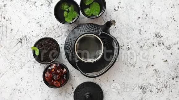 传统的东方金属茶壶和铁杯