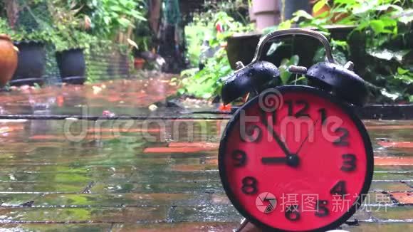 一个红色闹钟在下雨时加速视频