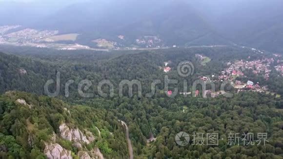 罗马尼亚山景镇山谷风光鸟瞰图视频