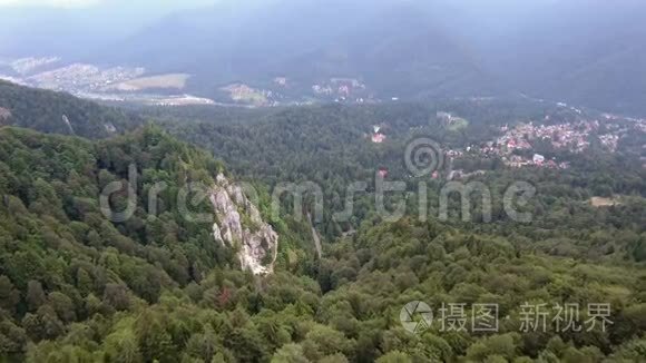 罗马尼亚山景镇山谷风光鸟瞰图视频