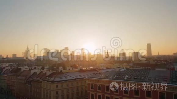 城市的日落全景与飞鸟视频