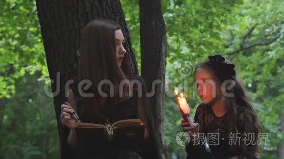 森林里的两个女巫念咒语