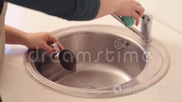女人洗手的特写镜头
