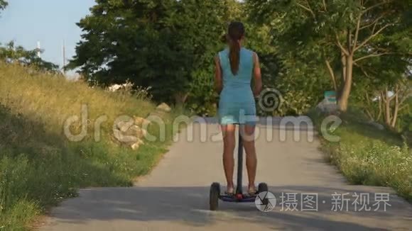 骑电动滑板车的女人爬上马路