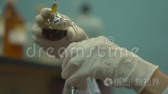 化药师在烧瓶中混合化学品视频