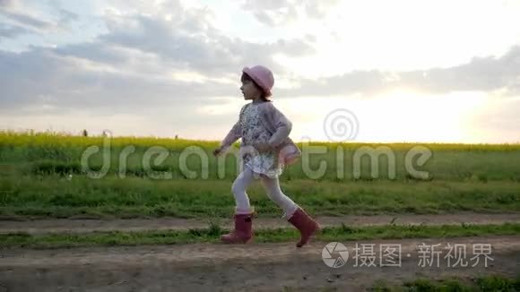 小女孩沿着田间道奔跑，奔跑的孩子，快乐的孩子在城外玩耍，健康的童年，干净的童年