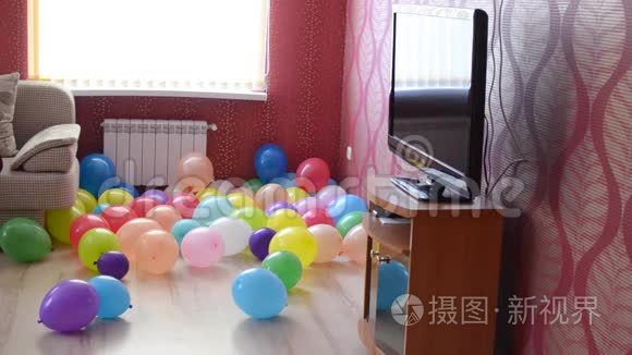 地板上客厅里五颜六色的气球