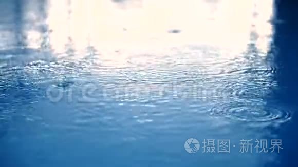 雨水缓慢地滴在蓝水上视频