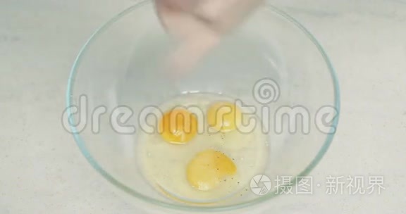女人在碗里撒黑胡椒和蛋黄视频