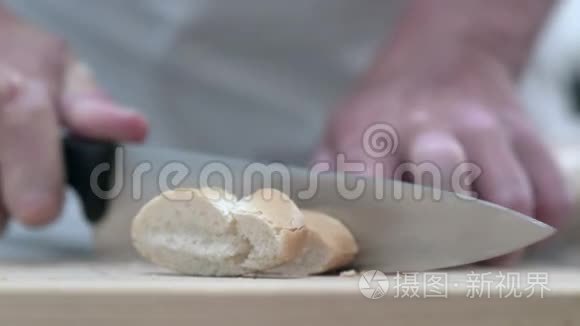 美味的法式面包切成碎片视频