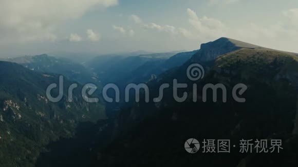 高质量的电影4k12位镜头。 意大利乡村风景优美的绿色森林上空飞行