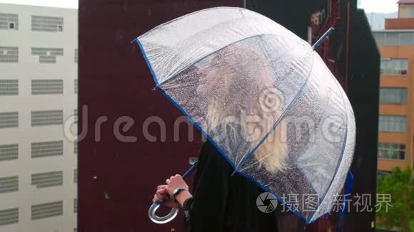 女孩喜欢在她房子的屋顶上下雨