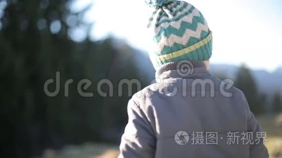 戴绿色冬帽的小男孩。