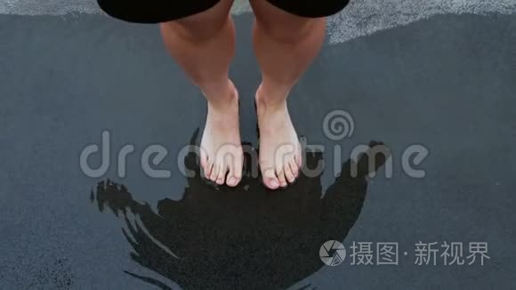 女孩喜欢在她房子的屋顶上下雨