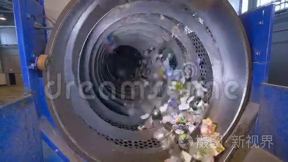 垃圾分类机中的垃圾，在回收工厂中的桶。 不是人。