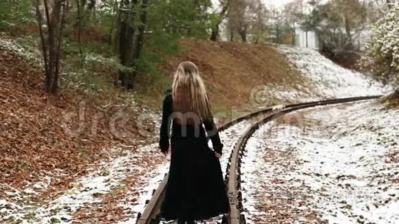 在铁轨上行走的女人视频