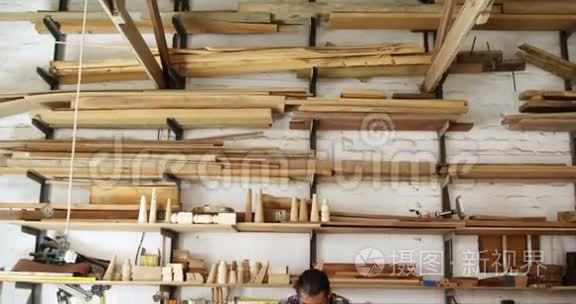 面对木匠建造一件家具的景象视频