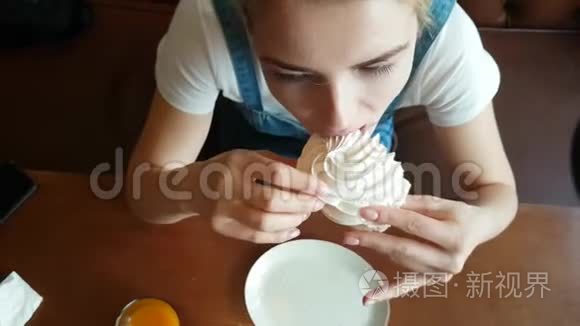 年轻的女人吃着月饼