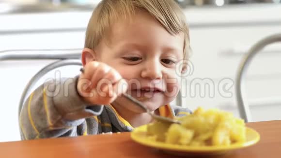 小男孩吃土豆视频的预览图