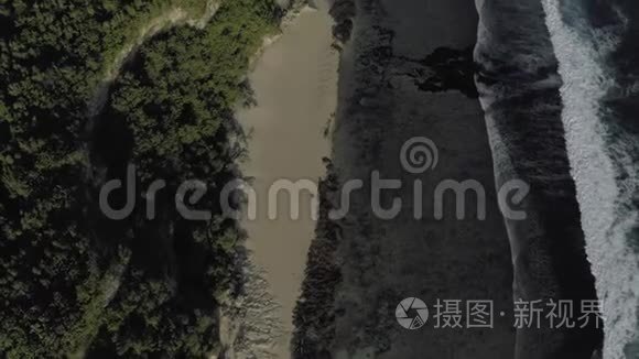 巴厘岛乌卢瓦图海滩海岸线视频