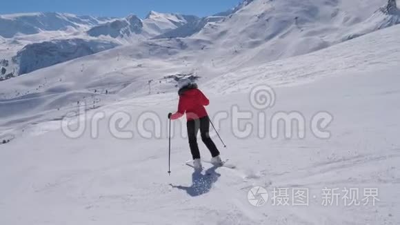 运动女滑雪者在冬季滑降山岭滑雪场斜坡