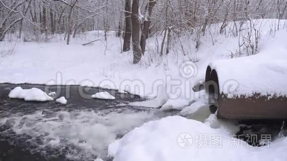 水泄管铂在冬林中，水流从融雪，树木覆盖雪..