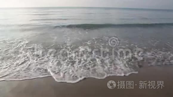 黄昏时在海滩上挥手