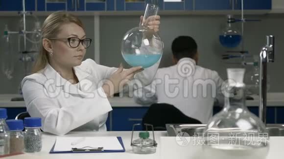 化学实验室的女研究员视频