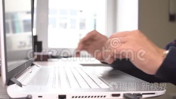 人，商务，技术和办公室工作理念——关闭商人手在电脑键盘上打字..