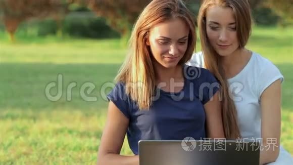 女朋友在玩电脑视频