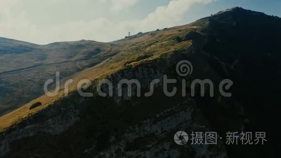 高质量的电影4k12位镜头。 意大利乡村风景优美的绿色森林上空飞行