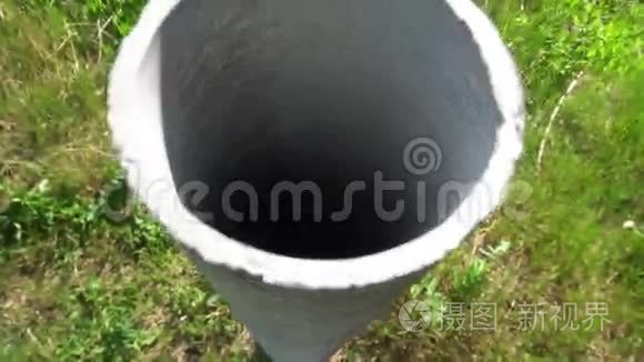 水泥管伸出地面视频