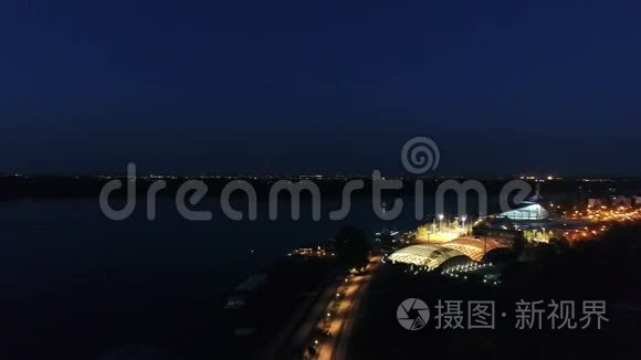 夜间河岸体育设施鸟瞰图视频